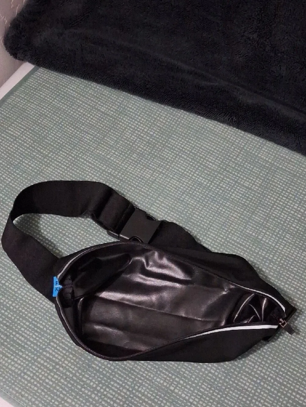 Fit Kit.Black Running Belt with Reflective Zip -